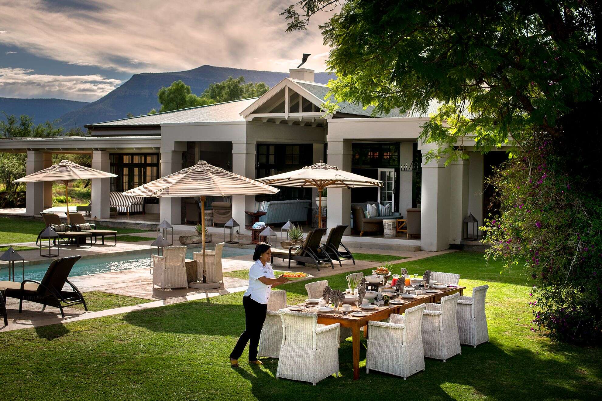 manor-breakfast-setup-lawn-samara-karoo-dook (1)